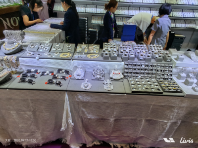 ທີມງານອອກແບບເຄື່ອງປະດັບ Kunyu ຢ້ຽມຢາມງານວາງສະແດງເຄື່ອງປະດັບແຟຊັ່ນ SEASONS ທີ່ຮົງກົງ